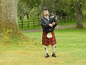 Säckpipsblåsare utanför Cawdor Castle